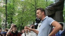 Оппозициялық блогер Алексей Навальный Абай ескерткішінің түбінде сөйлеп тұр. Мәскеу.