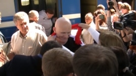 Түрмеден босап шыққан Алесь Беляцкийді (ортада) темір жол вокзалында күтіп алғандар. Минск, 21 маусым 2014 жыл.