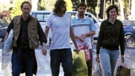 Gazetari James Foley, i treti nga e majta, së bashku me kolegët e tjerë reporterë, pasi ishin liruar nga rrëmbimi në Libi, më 18 Maj të vitit 2011