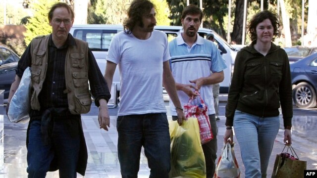 Gazetari James Foley, i treti nga e majta, së bashku me kolegët e tjerë reporterë, pasi ishin liruar nga rrëmbimi në Libi, më 18 Maj të vitit 2011