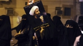 Səudiyyədə etirazçılar şeyx Nimr al-Nimr-in portretini tuturlar - 2012