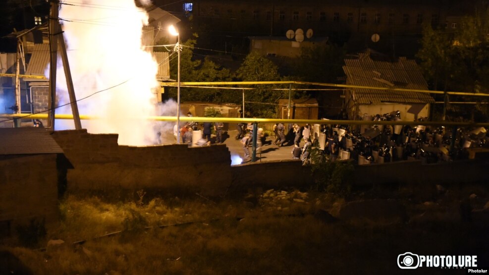 Ոստիկանները լուսաձայնային նռնակներ կիրառեցին ցուցարարների դեմ, Երևան, 29-ը հուլիսի, 2016 թ․