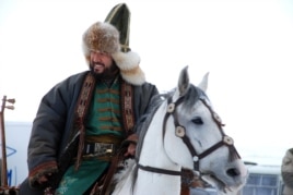 «Қазақ елі» телесериалында Қазтуғанның рөлінде әнші Бекболат Тілеухан ойнайды. Алматы облысы, 4 қараша 2015 жыл.