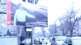 Билборд с изображением кандидата в президенты от Коммунистической народной партии Тургуна Сыздыкова. Алматы, 8 апреля 2015 года.