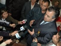 Journalists interviewing opposition politician Omurbek Tekebaev (file photo) (AKI press)