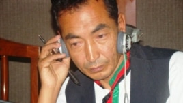 Afghanistan – Ramzan Bashardost, presidential candidate for Afghanistan's 2009 Presidential Election, being interviewed by RFE/RL's Afghan Service, Kabul studio, 18Jun2009