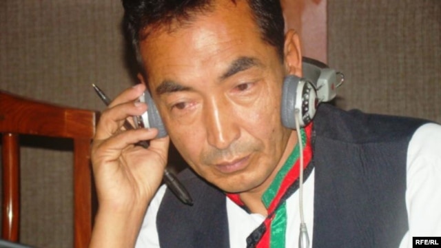 Afghanistan – Ramzan Bashardost, presidential candidate for Afghanistan's 2009 Presidential Election, being interviewed by RFE/RL's Afghan Service, Kabul studio, 18Jun2009