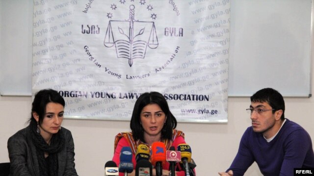 ეკა სირაძე-დელონე, ”სამართლიანი არჩვენების” ლიდერი (მარცხნივ), თამარ ხიდაშელი, „ახალგაზრდა იურისტთა ასოციაციის“ ხელმძღვანელი (ცენტრში) და აგიტ მირზოევი, ექსპერტი