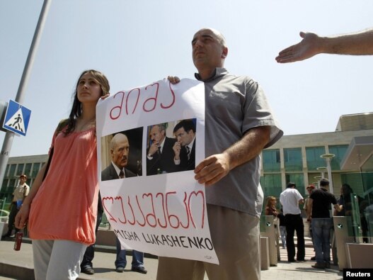 Journalists protest outside the Interior Ministry office in Tbilisi on July 7 following the arrests.