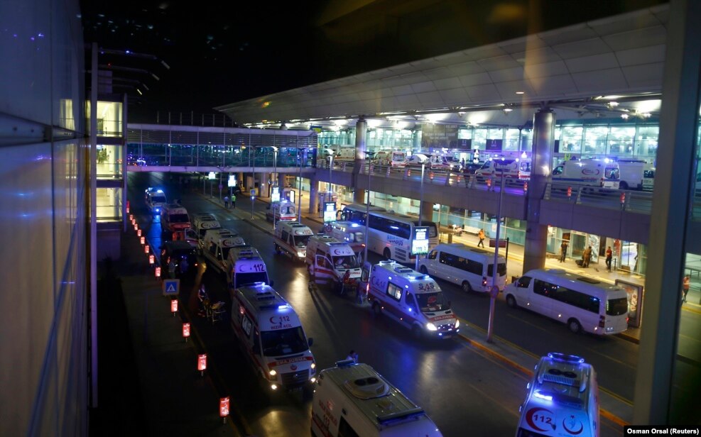 Террористы-смертники открыли огонь, прежде чем взорвать себя у входа в главный международный аэропорт Стамбула