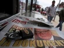 Kosovo -- A Kosovo daily newspaper Epoka e Re featuring UN envoy Martti Ahtisaari and his proposal for the final status of Kosovo in Podujevo, 01Feb2007