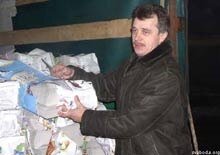 Belarus -- Anatol Lyabedzka (with seized copies of Narodnaya volya)