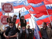 Russia -- Members of the Young Russia organization demonstrate in front of the US embassy in Moscow protest against NATO plans to deploy elements of the US missile defense system in Poland and Czech republic, 04Apr2007