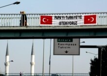 Turkey -- A banner reading 'We don't want Pope in Turkey' on a bridge in Istanbul, 24Oct2006