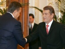 Ukraine – Politics – President Viktor Yushchenko (R) shakes hands with Viktor Yanukovych, Kyiv, 03Aug2006
