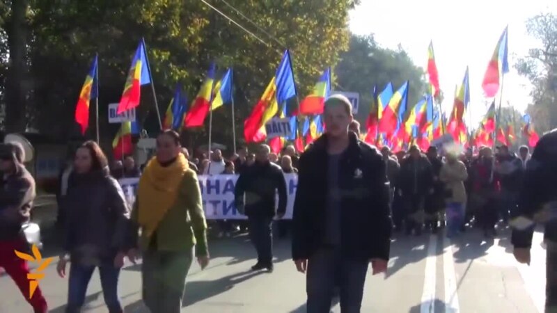 Moldovans Demonstrate Outside Parliament