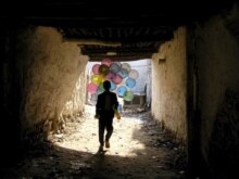 Afghanistan -- A boy sells baloons in Kabul, 15Nov2006