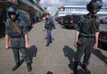 Russia -- A police line blocks the entrance to the Izmailovo market in Moscow, 21Aug2006