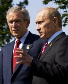 Germany -- U.S. President George Bush (l) and Russian President Putin at G8 summit in Heiligendamm, 07Jun2007