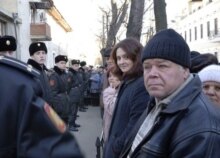 Moldova -- Moldovans wait for visas outside Romanian embassy in Chisinau 18jan2007