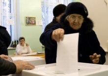 Russia -- Old woman vote on presidential election 2008 in Moscow (polling station), 02Mar2008