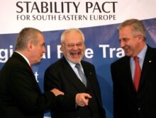 Romania -- EU envoy for the Stability Pact for South Eastern Europe, Erhard Busek, Romanian Prime Minister Calin Popescu Tariceanu (L) and Croatian Premier Ivo Sanader (R) at the Summit of Prime Ministers in South Eastern Europe in Bucharest, 6 Apr. 2006