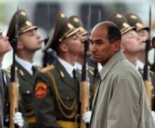 Russia/Slovenia - Slovenia's Prime Minister Janes Jansa reviews honor guards during a welcome ceremony at Vnukovo airport in Moscow, 29May2006