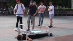 Московская акционистка: лицом в асфальт (видео)