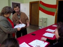 Moldova -- Residents of the Moldovan separatist province of Transdniester at a polling station in Tiraspol, 17Sep2006