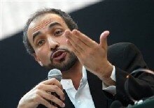 France -- Muslim scholar Tariq Ramadan talking during the European Social Forum in Ivry-sur-Seine, 15 Nov. 2003