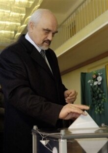 Moldova - Transdniester's leader Igor Smirnov casts his ballot during the parliamentary election in Tiraspol, centre of Moldova's Transdniestr region, 11 Dec. 2005