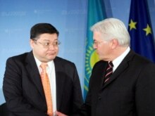 Germany -- Foreign Minister Frank-Walter Steinmeier (R) with Kazakh Foreign Minister Marat Tazhin in Berlin, 01Feb2007