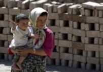 A Kurdish woman and her child in Iran (file photo) (epa)