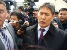 Kyrgyzstan - Prime Minister Almaz Atambaev, visiting hunger-striking demonstrators in Bishkek, 06Apr2007