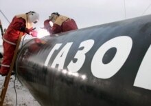Russia -- Workers weld a segment of the Baltic Sea gas pipeline near the town of Babayevo in the Vologda region some 650 km northeast of Moscow, 9 Dec. 2005