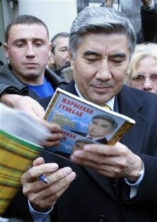 Kazakhstan -- presidential candidate Zharmakhan Tuyakbai, 1 Dec. 2005
