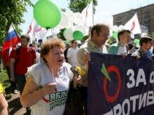 Russia -- Pro-democracy activists of the 'Yabloko' party take part in a march to Ostankino TV broadcasting centre demanding freedom of speech, Moscow, 20May2007