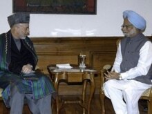 India -- Prime Minister Manmohan Singh (R) meets with Afghan President Hamid Karzai in New Delhi, 02Apr2007