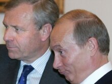 Russia -- President Vladimir Putin (R) with NATO Secretary-General Jaap de Hoop Scheffer in Moscow, 26Jun2007