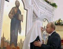 Russia -- Patriarch Aleksy II (L) blesses President Vladimir Putin, outside newly built Christ the Savior Cathedral in Kaliningrad, 10Sep2006