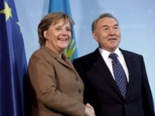 Germany -- Chancellor Angela Merkel (L) and Kazakh President Nursultan Nazarbaev in berlin, 30Jan2007