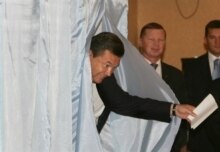Ukraine -- Yanukovych, Viktor; PM and Regions Party leader votes in Kyiv on 30sep2007