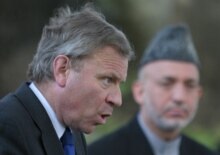 Afghanistan – Security – NATO Secretary-General Jaap de Hoop Scheffer (L) at a press conference with Afghan President Hamid Karzai (R), Kabul, 20Jul2006