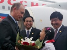 China -- Vladimir Putin (L) arrives at the Shanghai Pudong airport, 14Jun2006