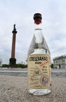 Russia – Geopolitics / social – A bottle of vodka Spetszakaz G8 (Special Order. G8) produced to mark the G8 summit in St. Petersburg (July 15-17, 2006), against the background of the Alexander Column in St.Petersburg, 9Jun2006