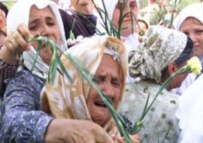Bosnian-Muslim women mourning the victims of Srebrenica (epa file photo)