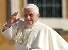 Italy -- Pope Benedict XVI in saint Peter Square during the General Audience, Rome, 20Sep2006