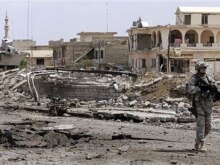 Iraq -- A US soldier walks at the site of a suicide truck attack, in Mosul, 16Apr2007
