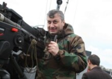 Georgia – South Ossetia – South Ossetian President Eduard Kokoity (Kokoiti) mans a gun, 19 March 2006. (Size: 220x155)