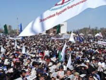 Kyrgyzstan -- Opposition supporters gather on the central Alatoo Square outside the government building to demand President Kurmanbek Bakiev resign, 11Apr2007
